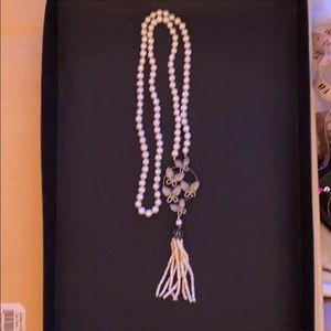 pearly necklace with butterflies pendant tássle